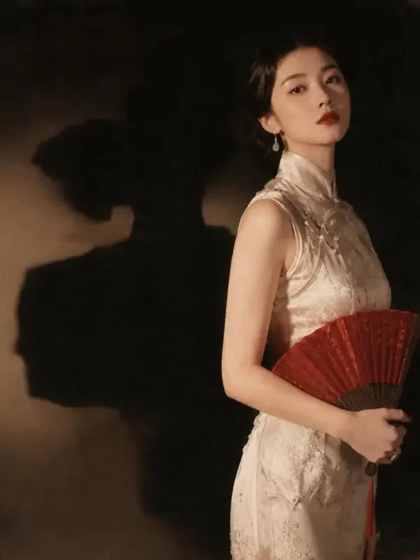 黄果短剧短剧《重生千金：离婚那天我成了首富》封面，穿越重生题材